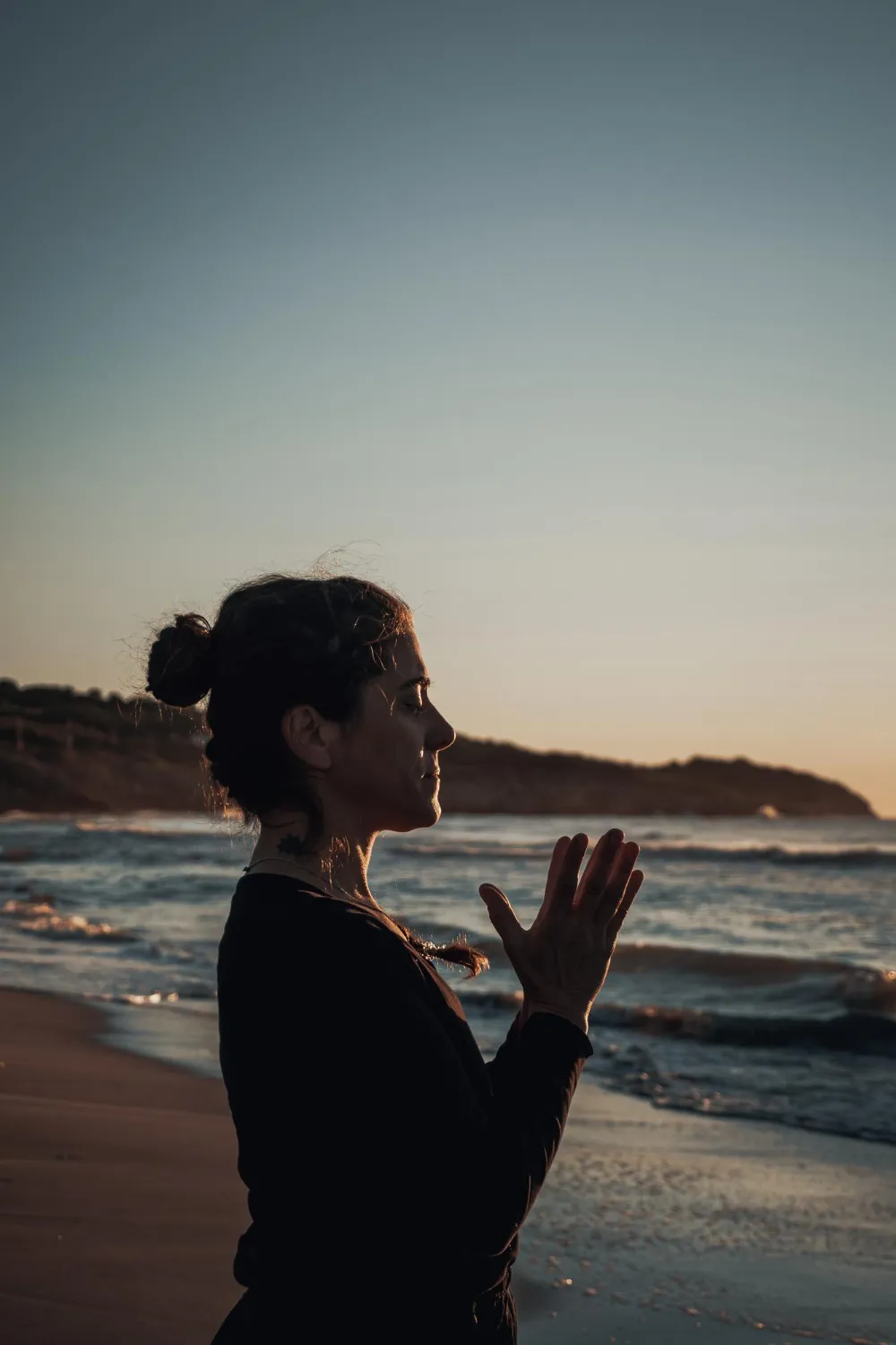 a filosofía de Ágora del Alma se alinea con enfoques modernos de educación emocional y mindfulness: enseñar desde el corazón y desde la experiencia tiene un impacto real en el bienestar familiar.