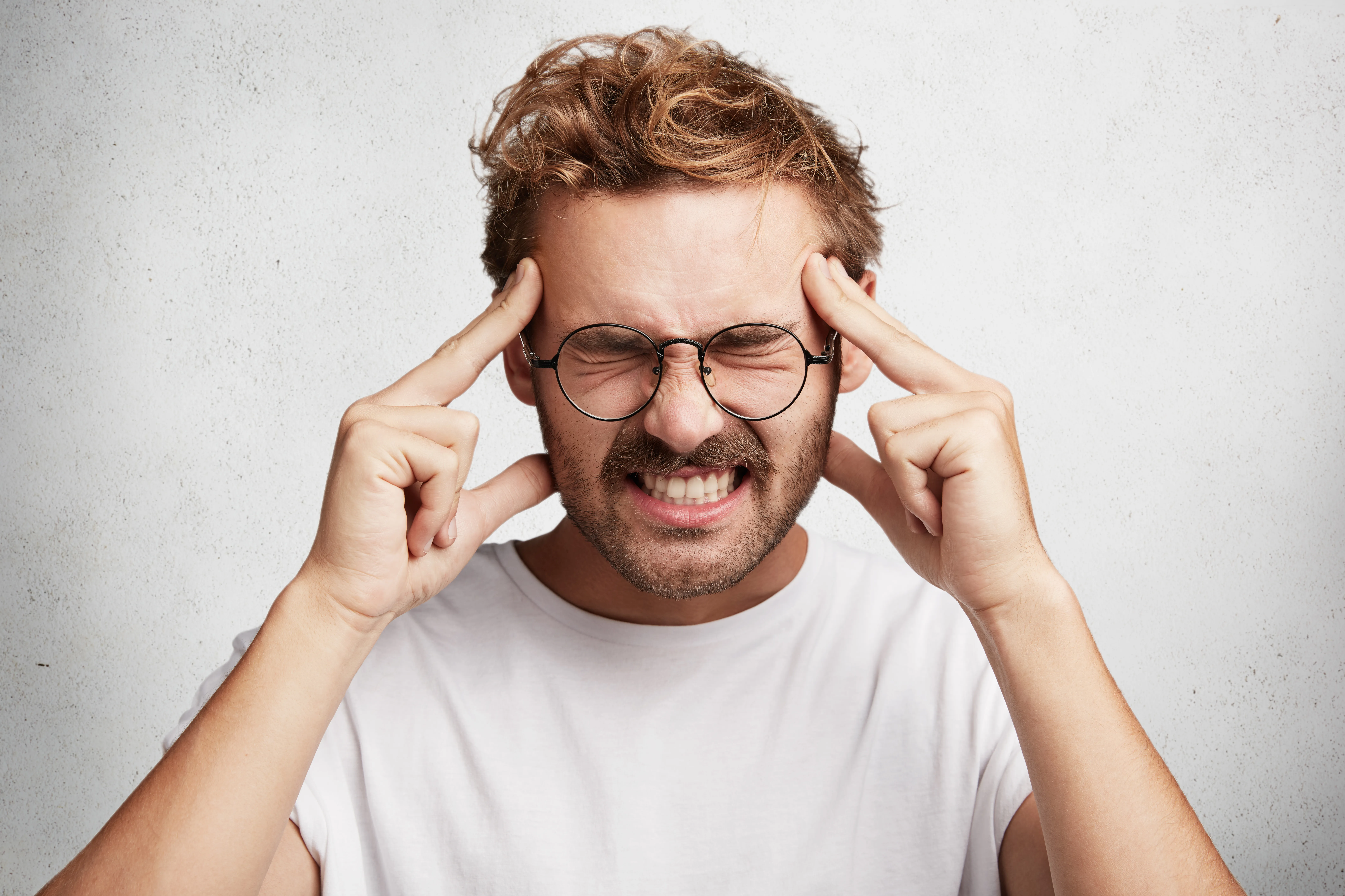 Hombre intentando controlar su enfado